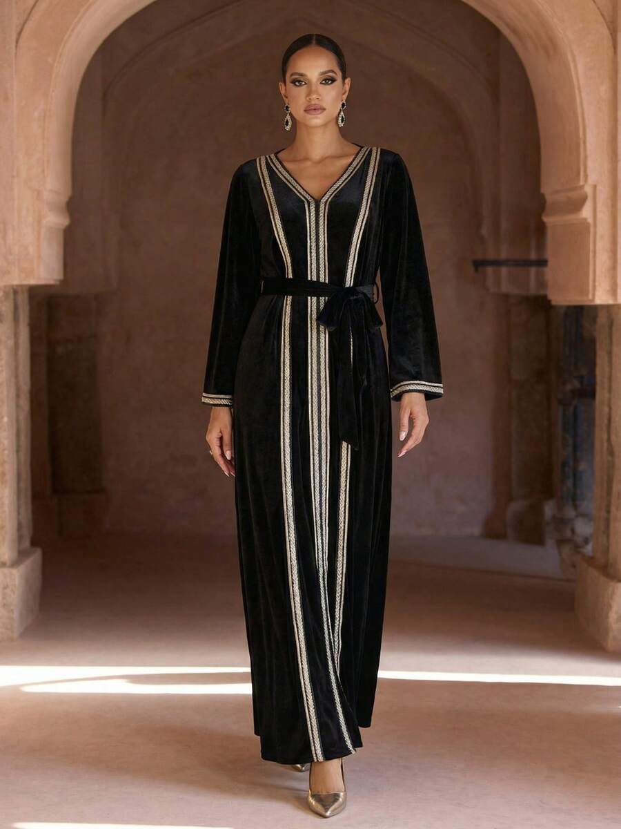 优雅黑色丝绒V领长袖连衣裙，配腰带，端庄得体，阿拉伯风格女装 - 黑色 - 查看 1