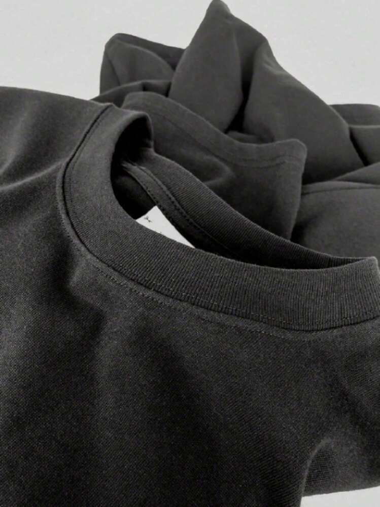 Texto de estilo romántico que refleja unión y complicidad con la palabra La Madrina en tipografía elegante transmitiendo un mensaje de cariño ideal para parejas que desean expresar su vínculo especial camiseta de hombre 100% algodón 220g - Negro - Añade 5