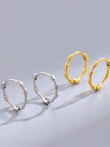 这款S925纯银肚脐环采用竹节和方形图案交替设计，简约百搭，适合女性佩戴。它是送给母亲、姐妹和女友的绝佳珠宝礼物，也是理想的圣诞礼物。