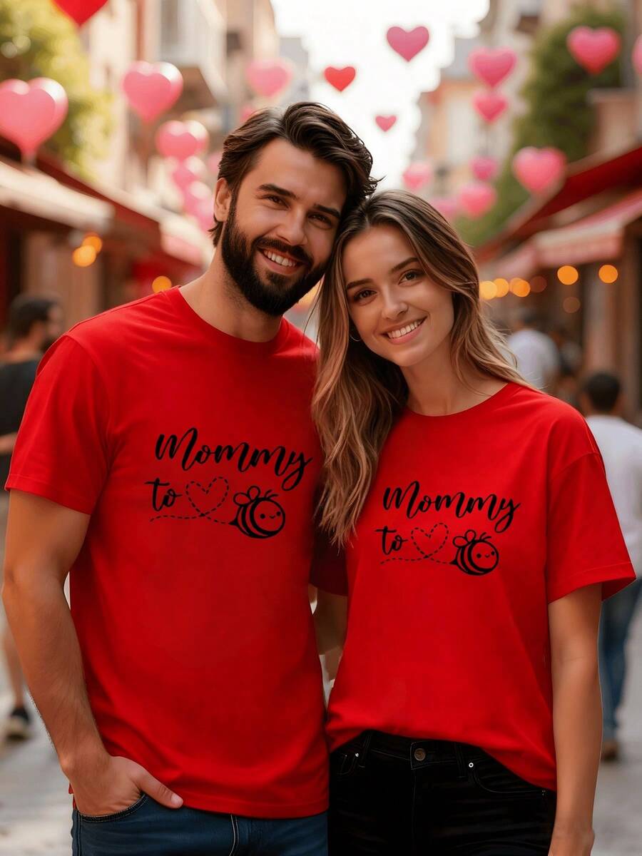 Abeja sonriente que vuela formando corazones simbolizando el amor creciente entre la pareja y la alegría de esperar juntos un nuevo comienzo lleno de ternura y unión camiseta de hombre pareja 100% algodón 220g - Rojo - Ver 1