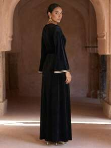 优雅黑色丝绒V领长袖连衣裙，配腰带，端庄得体，阿拉伯风格女装 - 黑色 - 查看 2