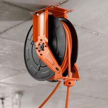 Bobina de manguera de aire retráctil, 3/8 pulgadas x 50 FT manguera de aire de goma Max 300PSI, Bobina de mangueras de compresor de aire de rebobinado automático con plomo de 5 pies, montaje en techo / pared doble brazo de acero pesado - 3/8 pulgadas x 50 pies - Ver 1