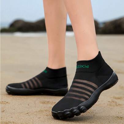 1双男女通用户外涉水鞋，防滑游泳鞋，防刮水鞋，适合水上运动和沙滩活动