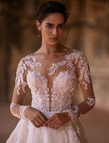 Sophisticated Crew Neck Long-Sleeve Wedding Dress With Lace Panel Detailing And Graceful A-Line Silhouette – An Elegant Ivory Floor-Length Gown Featuring Delicate Lace Insets, Flowing Full Skirt, And Timeless Design, Perfect For Wedding Ceremonies, Holiday Celebrations Including Christmas Galas And Halloween Events, Formal Balls, Prom Nights, Birthday Soirées, Anniversary Dinners, Bridal Showers, Honeymoon Getaways, Evening Parties, Graduation Banquets, Homecoming Dances, Cocktail Receptions, And As A Stunning Guest Outfit For Special Occasions. This Classic A-Line Design Combines A Modest Crew Neckline With Elegant Long Sleeves, Intricate Lace Accents, And A Graceful Skirt For A Truly Enchanting And Feminine Look. - 白色 - 查看 4