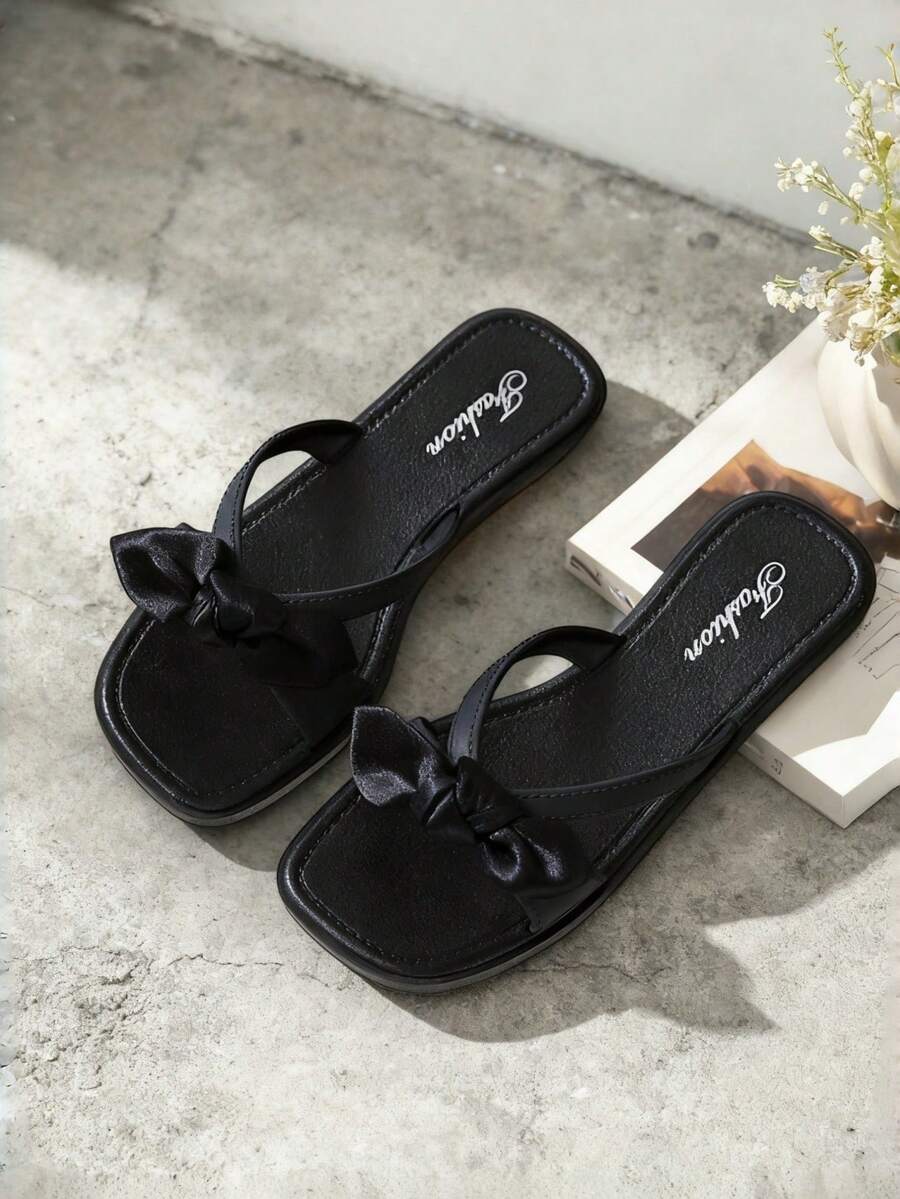 Sandalias planas para mujer, nuevas zapatos de moda para otoño, sandalias blancas con perlas, sandalias negras con lazo de tela, sandalias negras simples y versátiles de punta cuadrada, sandalias de mujer de suela blanda y punta abierta, chanclas casuales de verano para mujer, sandalias para uso en exteriores y playa con decoración de lazo de tela para mujer, zapatos elegantes de promoción de verano para mujer, sandalias de viaje y vacaciones para mujer, chanclas de mujer, sandalias de mujer, sandalias negras para mujer (los zapatos son 2 tallas talla grande pequeños) - Negro - Ver 1