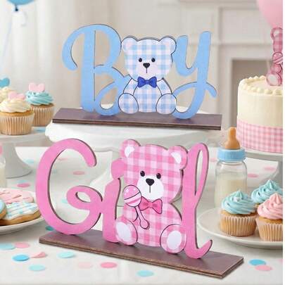 2 tấm bảng gỗ hình gấu kẻ caro dễ thương, chữ "Boy" màu xanh dương và chữ "Girl" màu hồng, trang trí dọc, vật trang trí trung tâm cho tiệc tiết lộ giới tính, trang trí tiệc mừng em bé, trang trí bàn bánh.