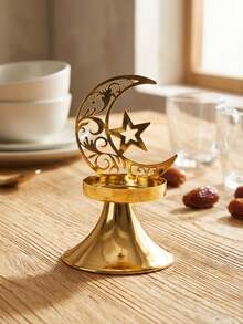 一套星月雕花烛台。烛台采用金属材质，饰以新月、五角星和交织花卉雕刻图案。其风格融合了星月主题和复古雕刻纹样。 - 彩色 - 查看 15