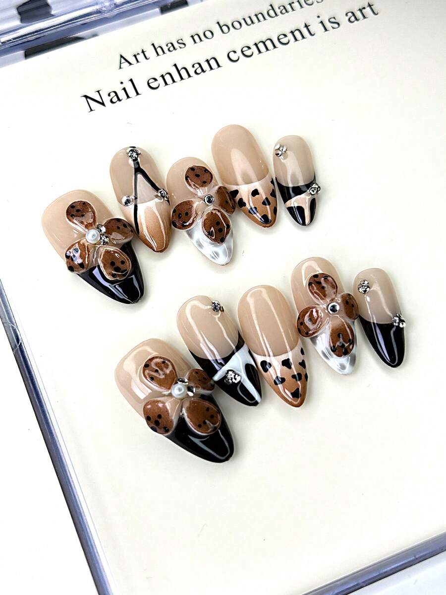 Bộ 10 móng giả hình hạnh nhân cỡ trung bình, màu nude mơ trong suốt, họa tiết chấm đen trắng nâu, hoa 3D (ngọc trai + đá rhinestone), đường kẻ đen trắng và các chi tiết đá rhinestone nhỏ, bộ móng acrylic thủ công có thể tháo rời, tự làm, thích hợp cho phong cách ngọt ngào cá tính hàng ngày, các buổi tụ họp retro, các dịp đi chơi, trang trí móng tay cá nhân cho phái nữ. - Nhiều màu - Xem 1