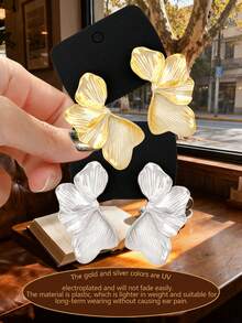 Betykuku 2 pares de pendientes de botón con diseño de hoja de árbol en dorado y plateado, para uso diario, regalo para mujeres y niñas - Mariposa B - Ver 4