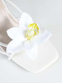 planare 新款3D白色花朵装饰高跟凉鞋，适合海滩、派对、约会和婚礼等场合，可搭配比基尼、连衣裙，是夏季时尚优雅的高跟凉鞋，也是新娘高跟鞋的理想之选。 - 白色 - 查看 9