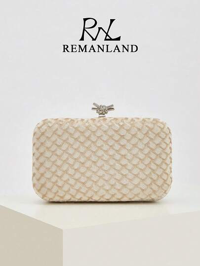 REMANLAND 这款杏色天鹅绒手拿包饰有菱形图案和金属结扣，尽显奢华晚宴风情。柔软的菱形纹理天鹅绒搭配优雅的结扣细节，更添精致格调，是婚礼、正式晚宴和派对的完美之选，更能提升整体造型的精致格调。它是馈赠女性的最佳礼物。