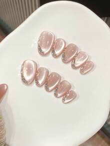 10 móng tay giả ngắn màu hồng nhạt đính đá lấp lánh, kiểu mắt mèo tối giản. Kiểu dáng thanh lịch, ngắn, hình bầu dục, có thể tháo rời. Thích hợp làm quà tặng cho phụ nữ và bé gái. Kèm hộp đựng. Móng tay giả thủ công. - Màu Hồng baby - Xem 3