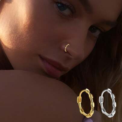 Chiếc khuyên mũi bằng bạc S925 này có thiết kế xen kẽ các đốt tre và hình vuông, với kiểu dáng nhỏ nhắn và thanh lịch, phù hợp với phái nữ. Đây là món quà trang sức tuyệt vời dành cho mẹ, chị em gái và bạn gái, đồng thời cũng là món quà Giáng sinh lý tưởng.