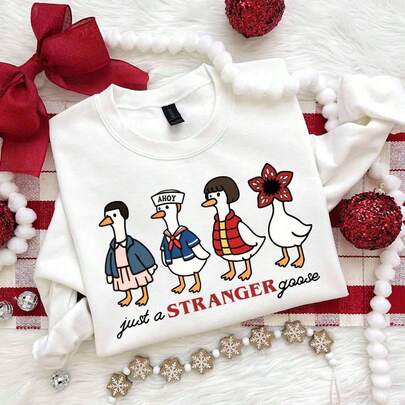 1pc Casual 100% Algodón Camiseta para mujer Deportivo Apto para llevar en primavera verano otoño e invierno Camisetas para parejas Nuevo modelo 2026 con estampado de patos divertidos vestidos como personajes famosos con texto just a STRANGER goose