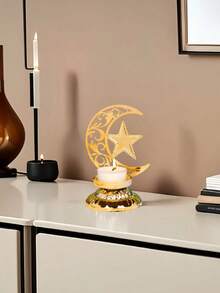 一套星月雕花烛台。烛台采用金属材质，饰以新月、五角星和交织花卉雕刻图案。其风格融合了星月主题和复古雕刻纹样。 - 彩色 - 查看 7