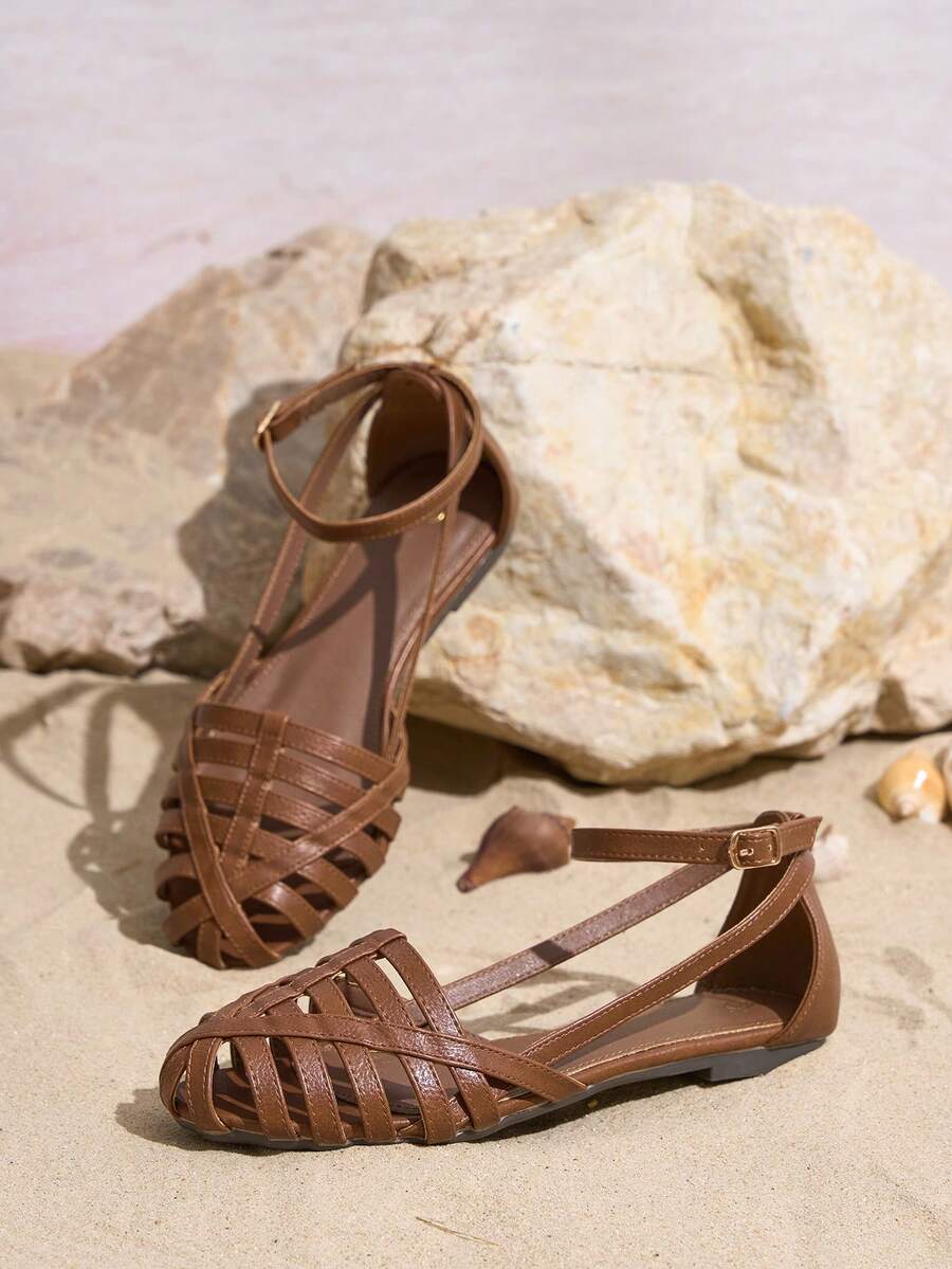 Sandales plates pour femmes, style romain à lanières en T ajourées avec bride à la cheville, chaussures en faux confortables, sandales plates à lanières tressées multi-brides pour l'extérieur, les vacances. Sandales plates aérées à bout ajouré et filet, respirantes et antidérapantes pour l'été - café - Voir 1