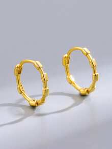 这款S925纯银肚脐环采用竹节和方形图案交替设计，简约百搭，适合女性佩戴。它是送给母亲、姐妹和女友的绝佳珠宝礼物，也是理想的圣诞礼物。