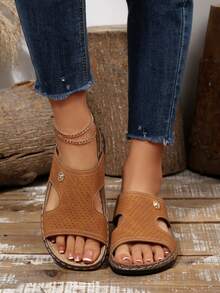 2026新款厚底坡跟酒红色女鞋，棕色镂空沙滩凉鞋，休闲度假拖鞋，黑色舒适镂空凉鞋 - 棕色 - 查看 4