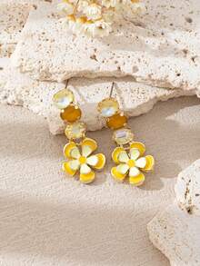 一对复古珐琅五瓣层叠花朵及闪亮立方氧化锆吊坠耳环，手工制作，适合女性日常、休闲或派对佩戴，亦可作为礼物赠送。形状、颜色和花朵图案位置可能略有不同。 - 檸檬黃 - 查看 5