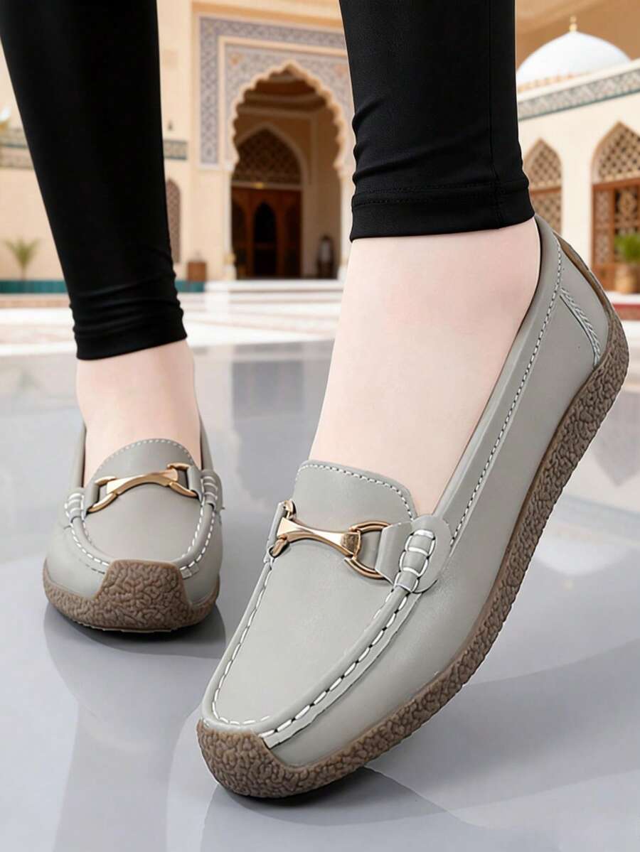 2025年秋季女士时尚灰色纯金属装饰平底乐福鞋
