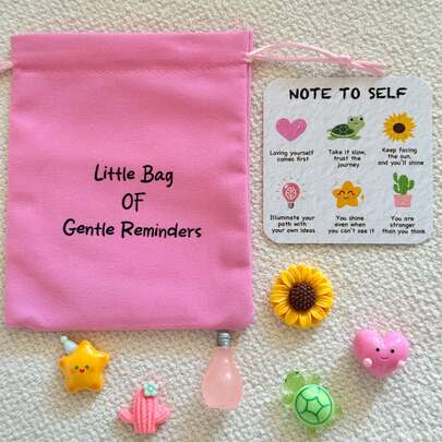 영감을 주고 마음이 따뜻해지는 선물 가방 1세트, 내용물: 먼저 자신을 사랑하세요, 천천히 하세요, 과정을 믿으세요, 햇빛을 마주하세요, 당신은 빛날 것입니다, 당신의 아이디어로 당신의 길을 밝히세요, 보이지 않더라도 여전히 빛을 발합니다, 당신은 상상하는 것보다 강합니다. 크리스마스, 생일, 부활절 선물로 적합하며 추수감사절에 완벽한 선택입니다.