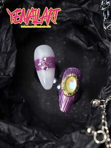 Bộ 10 móng giả dán thủ công, hình hạnh nhân, kiểu Pháp, màu tím ánh kim, đầu móng kiểu Pháp, móng trắng, trang trí đá pha lê màu sâm panh lấp lánh, đá mặt trăng, móng giả kim loại phủ toàn bộ, hoàn hảo cho trang điểm hàng ngày của phụ nữ và các cô gái, cũng thích hợp cho các bữa tiệc, năm mới, lễ kỷ niệm và các dịp khác. Đi kèm với bộ dụng cụ, một món quà tuyệt vời dành cho phụ nữ và các cô gái. - Màu tím - Xem 6