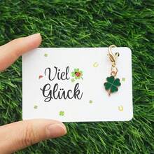 幸运四叶草钥匙扣，附赠“Geschunken Ist Glueck”（送礼即好运）幸运卡——吉祥护身符，适合圣帕特里克节、生日、考试、婚礼、毕业典礼等场合——传递好运祝福的积极礼物 - 彩色 - 查看 2
