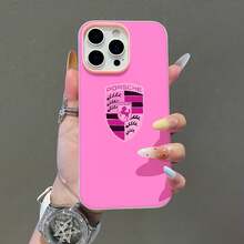 Funda para teléfono con diseño de escudo de  en tonos rosa. Compatible con fundas para teléfonos ,  17,  16 Pro Max,  15 Pro Max,  13 y  12. Fabricada en TPU, ofrece protección contra golpes y caídas. Un regalo ideal para amantes de los autos, amigos y familiares. - Rosa - Ver 2
