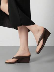 Athlefit Women's Low Wedge Sandals  Dressy Square Open Toe Summer Beach Flip Flops Thong Heeled Sandals - 棕色 - 查看 3