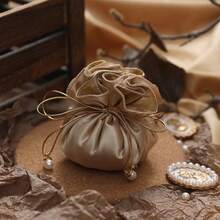 Elegante Saco de Presente de Casamento de Seda Verde Menta com Detalhes Dourados - Fechamento com Cordão, Perfeito para Doces e Pequenos Presentes, Ideal para Casamentos e Ocasiões Especiais. Saco de Presente de Casamento | Design Elegante | Material de Seda, Presente de Casamento, Saco de Presente, Embalagem de Presente, Saco de Natal, Saco de Presente Pequeno, Lembrança de Casamento, Presente para Convidado de Casamento - Multicolorido - Visão 18