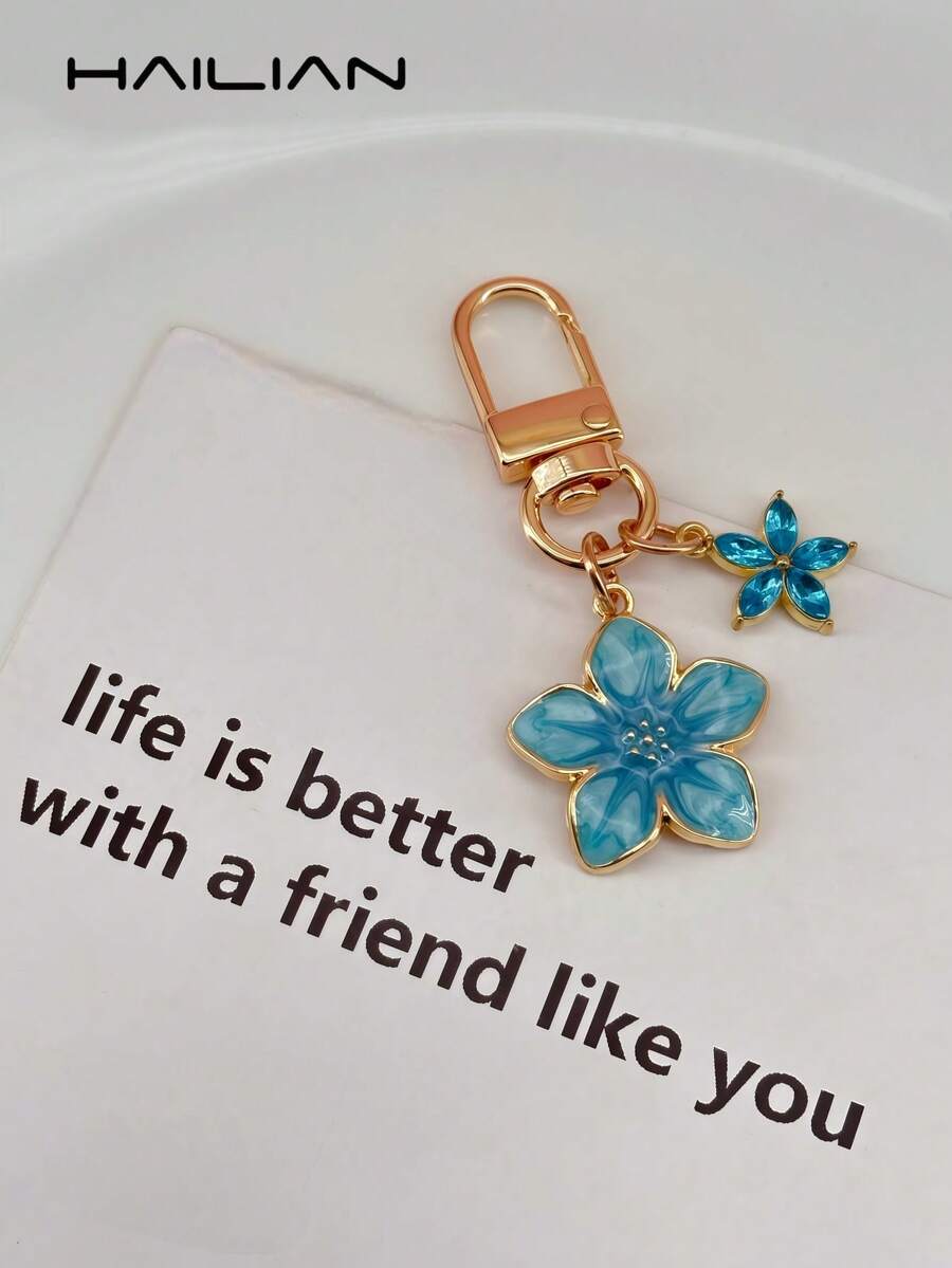 HAILIAN This Lightweight And Elegant Sakura-Shaped Keychain Is Made Of Alloy Material, Designed Specifically For Women, And Features A 5-Petal Sakura Hanging Decoration. It Is A Perfect Travel Accessory That Can Be Used As A Bag Charm Or Car Key Chain, And Also Makes An Ideal Gift For Couples On Birthdays And Holidays.