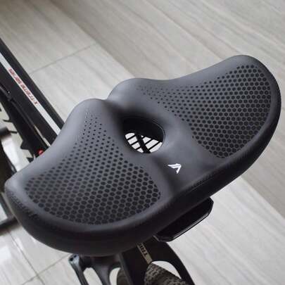 1pc Designed With A Truncated, Rounded Nose That Reduces Contact Pressure On Sensitive Areas, This Saddle Promotes A More Forward-Leaning, Aerodynamic Posture. Ideal For Road Cycling, Mountain Biking, And Indoor Spinning-Where Freedom Of Movement And Weight Distribution Are Key To Comfort And Efficiency.