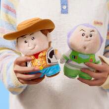 Miniso 1 Stück Disney Mini Plüschpuppe Woody, aus Kurzflor-Material, Cowboy-Outfit Details, Mini Größe, geeignet für Tischplatte/Tragen, Cartoon Plüschpuppe - Verschiedenfarbig - Übersicht 6