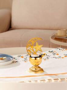 一套星月雕花烛台。烛台采用金属材质，饰以新月、五角星和交织花卉雕刻图案。其风格融合了星月主题和复古雕刻纹样。 - 彩色 - 查看 17