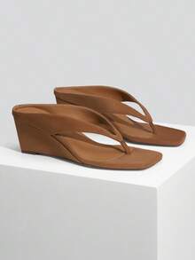 Athlefit Women's Low Wedge Sandals  Dressy Square Open Toe Summer Beach Flip Flops Thong Heeled Sandals - 棕色絨面革 - 查看 2