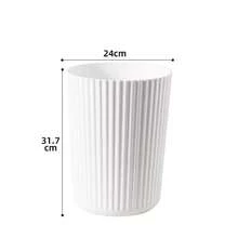 1 thùng rác gia dụng màu đen/trắng, dung tích lớn, phù hợp cho phòng ngủ, phòng tắm, nhà bếp. Có thể dùng làm thùng rác, hộp đựng khăn giấy, thùng chứa rác thải. Cũng thích hợp cho văn phòng, phòng ngủ, nhà bếp, phòng tắm và phòng khách. Thiết kế miệng mở, dung tích lớn, kiểu dáng để bàn. [Kích thước M tương đối nhỏ, phù hợp làm thùng rác để bàn. Nên chọn kích thước lớn hơn.] - Nhiều màu - Xem 12