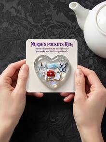 一张护士主题的口袋拥抱卡片，特别适合生日、婚礼、情人节等场合，内含一张充满祝福的卡片。也适合作为纪念装饰、家居装饰，更是完美的礼物之选，情人节礼物，饱含真挚的情感，值得送给朋友和家人。 - 彩色 - 查看 2