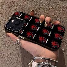 Logotipos samuráis Cyberpunk repetidos sobre fondo negro. Esta elegante funda es compatible con los modelos  17, 16, 15, 14 Pro Max, 13, 12, 11, XR y XS Plus. Fabricada en TPU flexible, resistente a golpes y arañazos, ofrece una excelente protección contra caídas y un agarre cómodo. Es un regalo ideal para familiares, amigos y seres queridos, y una opción perfecta para festivales. - Negro - Ver 5