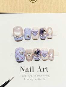 10 unhas postiças artesanais quadradas de acrílico, curtas, em tons de roxo suave, com efeito olho de gato, francesinha, estampa xadrez, com pedras grandes de diamante, pérola e coração incrustadas. Unhas modernas, elegantes e simples para o outono, perfeitas para festas, encontros, viagens à praia e destinos tropicais. Ideais para fazer unhas postiças DIY, perfeitas para mulheres e meninas como presente. Unhas postiças artesanais. - Roxa - Ver 8