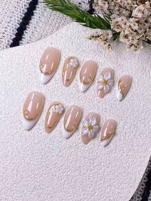 10片手工制作的杏仁形白色法式美甲贴纸，饰以金色线条、线性图案和3D雕刻。特色包括：手绘白色法式甲尖、不对称金色圆圈线条、手工3D白色线性雕刻，以及金色珠饰。 - 彩色 - 查看 4