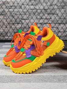 Baskets décontractées pour hommes aux couleurs contrastées de dopamine, respirantes, légères, polyvalentes et durables. La semelle épaisse offre une augmentation de la hauteur et une bonne absorption des chocs. Livrées avec un pendentif papillon détachable DIY pour des styles de port multiples. Convient pour le port quotidien, la marche en extérieur, les trajets et les voyages, unisexe. - Orange, violet, jaune, le papillon reste rouge - Voir 3