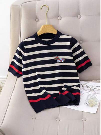 Striped Contrast Color Rib Knit Beach New Short Sleeve Round Neck T-Shirt, Main Body In Black And White Wide Stripes, Sleeve Cuffs And Hem Edges With Red Trim, Small Dog Embroidery On Chest, Knit Fabric With Clear Texture, Soft And Stretchy, Classic Black And White Stripes, Red Trim And Embroidery Add Vibrancy, Casual, Fashionable, Elegant Style Spring