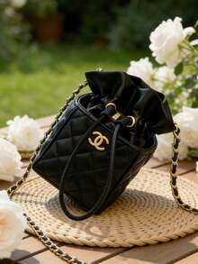 CHANEL 奢华女士迷你化妆包：方形盒式化妆包，配有链条肩带，可斜挎或单肩背，是送给女性的理想高端奢华礼物，日常化妆品收纳包，旅行、通勤和约会必备洗漱包，时尚女士美容整理配件。 - 黑色 - 查看 3