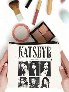 这款双面印花化妆包印有Katseye韩国流行女团成员Manon、Sophia、Daniella、Lara和Megan的插画，是送给女性的创意礼物。套装还包括一个拉链手拿包、一个小零钱包、一个旅行必备收纳袋和一个推荐给同事的收纳包。化妆包 化妆品收纳包 - 彩色 - 查看 3