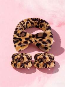 Bộ băng đeo tay họa tiết da báo này bao gồm 1 băng đeo tay, nhỏ gọn và thấm hút tốt, giúp tóc và tay áo không bị ướt. Thích hợp cho phụ nữ sử dụng khi rửa mặt, đắp mặt nạ hoặc đánh răng. Có thể sử dụng khi đi du lịch, ở ký túc xá, nhà, phòng ngủ, phòng tắm và phòng khách. Đây là món quà hoàn hảo dành cho phái nữ. - Xám - Xem 1