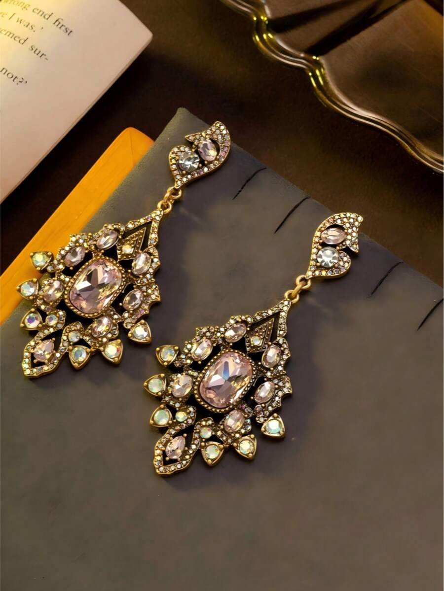1 Pair Of Vintage Rhinestone-Encrusted Hollow Diamond-Shaped Earrings, Elegant And Retro, Suitable For Daily Wear By Women, Perfect Gifts For Girlfriends And Mothers, And Ideal Accessories For Dance Parties - Pink - View 1