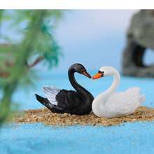 1/2/4件套优雅天鹅摆件 - 手工塑料家居装饰，橙色喙和蹼足，是客厅、办公室或婚礼礼物的理想之选，非常适合摆放在架子、壁炉架或桌面上，也适合婚礼装饰。优雅的天鹅造型，做工精致，天鹅摆件，迷你景观DIY配件，绝佳的家居装饰品。