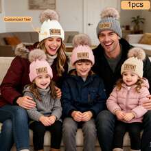 1 Stück klassischer einfarbiger Pompon-Strickhut, anpassbarer Familien-Strickhut, minimalistischer Stil Lederfleck, Lasergravur Name zeigt personalisiert, personalisierter Strickhut, Geschenk für Freundin/Ehemann, Jahrestags-Geschenk, Paar Pompon-Strickhut, warmer Begleiter für Herbst/Winter, geeignet für den täglichen Pendlerverkehr, warm und einzigartig, geeignet für Herbst/Winter Pendlerverkehr, Hinzufügen eines modischen Akzents, geeignet für Treffen mit Freunden, Kombination von Wärme und Dekoration, retro-dekorativer Strickhut, geeignet für retro-thematische Partys - Verschiedenfarbig - Übersicht 2