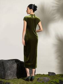 Faeriesty Đầm dạ hội cổ sườn xám thanh lịch, cổ áo đính hạt đen, thiết kế xẻ cao | Đầm nhung tay ngắn ôm sát, xẻ lưng trang trí, dáng ôm | Trang phục truyền thống Trung Quốc trang trọng, phù hợp cho các buổi tiệc tối kinh doanh, dạ hội trang trọng, lễ hội văn hóa, đám cưới và các sự kiện thảm đỏ. - xanh quân đội - Xem 3