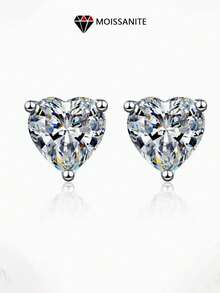 LOVESSOM 一对925纯银1克拉心形莫桑石耳环，时尚简约，是秋冬季节送给男士和女士的节日礼物，适合派对、婚礼、圣诞节、万圣节、感恩节、情人节、返校季、婚礼季、生日、周年纪念日和新年等场合。附赠礼盒。 - 銀色 - 查看 2